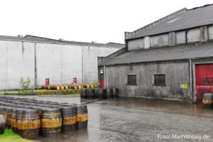 Fässer vor einem Warehouse von GlenDronach